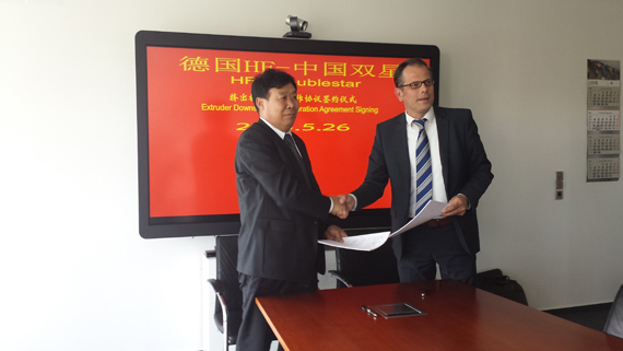 Signing ceremony –left: Mr Liu, Zongliang; Managing Director; Qingdao Doublestar Machinery; right: Mr Dirk Wiegrefe; Director HF Extrusion Technology